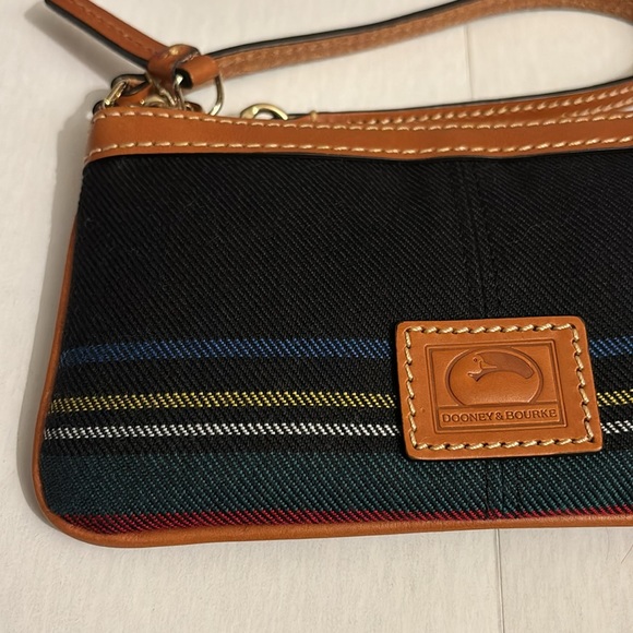 Dooney & Bourke
DOONEY & BOURKE Tartan Large Zip Wristlet NWT - Picture 2 of 5